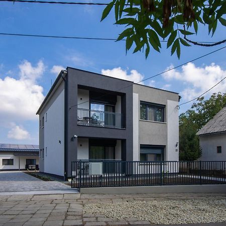 Csaladi Kikoeto Apartman Gyula Extérieur photo