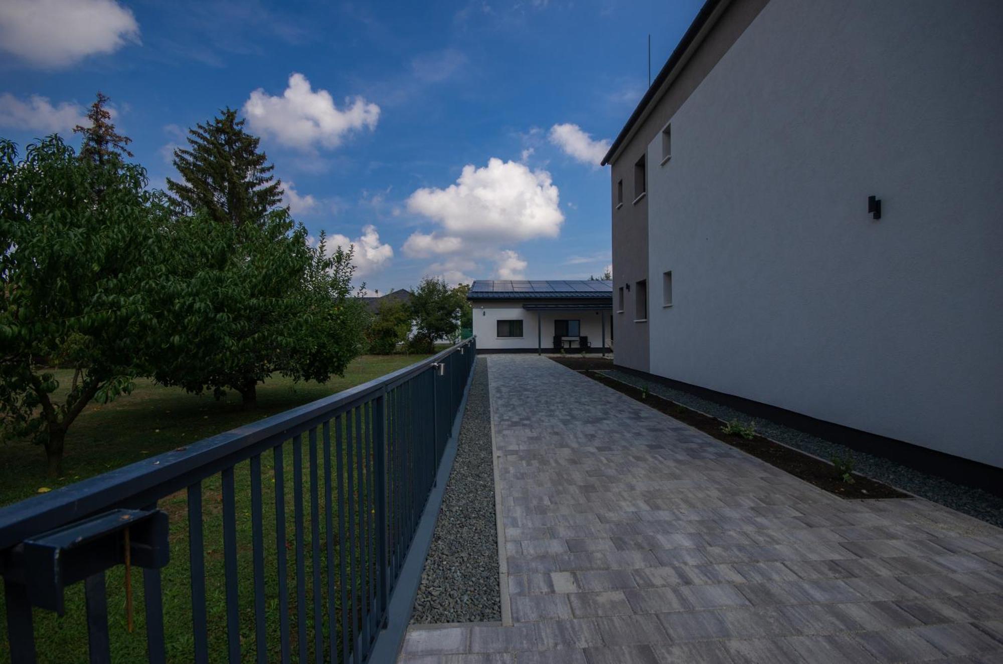 Csaladi Kikoeto Apartman Gyula Extérieur photo